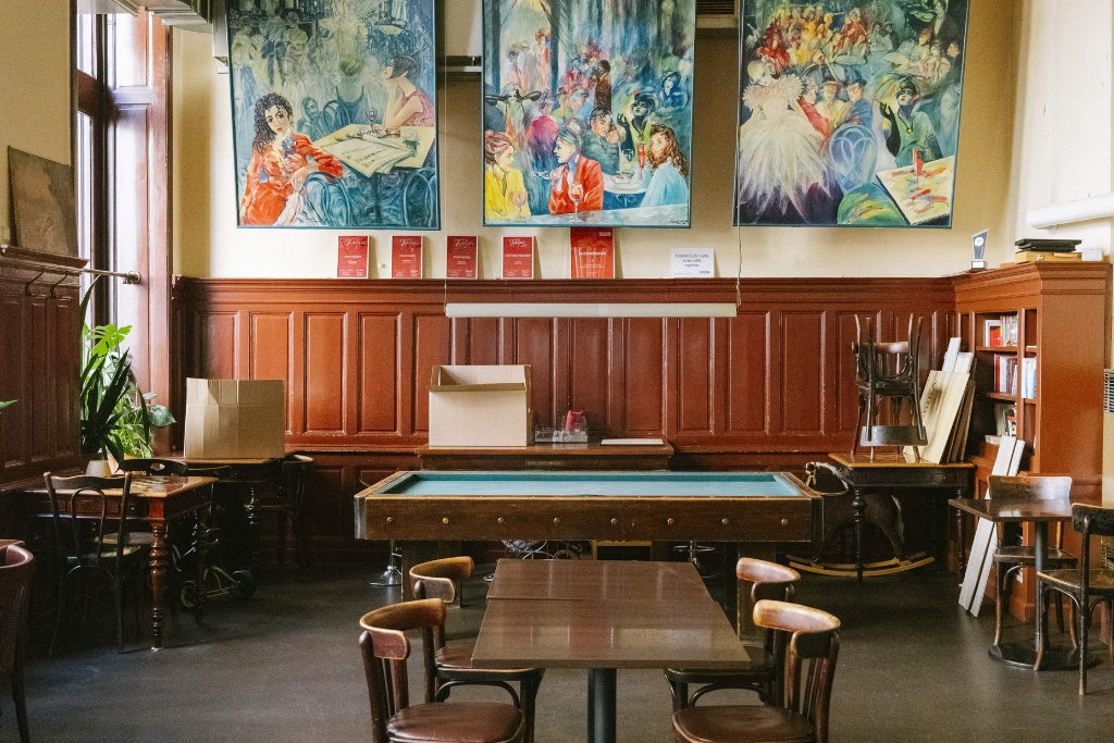 Billiardtisch in der Mitte des Raumes mit Kafeehausambiente